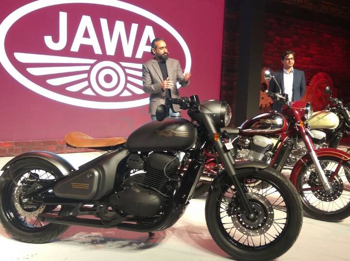 महिंद्रा ने जावा बाइक को भारत में पेश करने के लिए इसे बनाने वाली चेक गणराज्य की कंपनी के साथ 2016 में सौदा किया था. इस सौदे से क्लासिक लीजेंड्स को भारत और पूर्वी एशियाई बाजारों में जावा नाम से बाइक उतारने की मंजूरी मिली. बता दें कि साल 1971 में कंपनी ने ब्रांड को डिस कंटिन्यू कर दिया था. फिर साल 1998 में वित्तीय समस्या के कारण बाइक का प्रोडक्शन बंद कर दिया था. तस्वीर: ट्विटर  