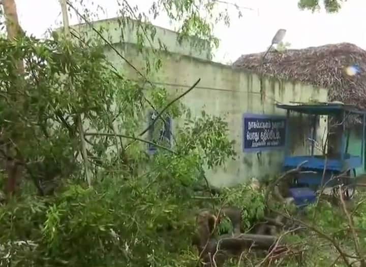 इस दौरान मछुआरों को समुद्र में जाने की इजाजत नहीं है. राज्य सरकार ने तूफान की चपेट में आने वाले जिलों में प्रशासन को पूरी तरह एलर्ट पर रखा है.