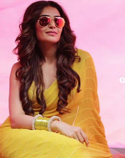 इन तस्वीरों में करिश्मा ने अपने लुक को हॉट बनाने के लिए यैलो साड़ी के साथ कलरफुल गॉगल्स लगाए हुए हैं. फोटोः इंस्टाग्राम