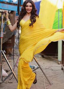 करिश्मा तन्ना की ये साड़ी देखकर आपका भी मन करेगा ऐसी साड़ी खरीदने का