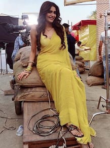 करिश्मा तन्ना की ये साड़ी देखकर आपका भी मन करेगा ऐसी साड़ी खरीदने का