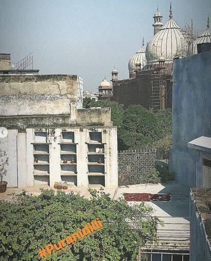 फरहान और प्रियंका दोनों ही अपने इंस्टाग्राम हैंडल पर जामा मस्जिद के आसपास की तस्वीरें सोशल मीडिया पर पोस्ट कर रहे हैं. फोटोः इंस्टाग्राम