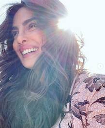 दिल्ली में सेल्फी लेते हुए प्रियंका चोपड़ा की तस्वी‍रें हुई वायरल, आप भी देखें ये तस्वीरें