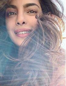 दिल्ली में सेल्फी लेते हुए प्रियंका चोपड़ा की तस्वी‍रें हुई वायरल, आप भी देखें ये तस्वीरें