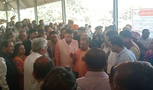 अचानक कानपुर गल्ला मंडी पहुंचे सीएम योगी, किसानों से पूछा- बिचौलिए पैसे तो नहीं मांगते