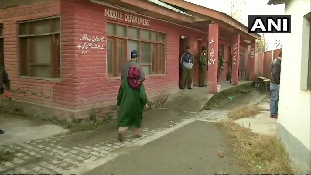Jammu Kashmir panchayat elections: Voting begins between strict security arrangements जम्मू-कश्मीर पंचायत चुनाव: कड़े सुरक्षा इंतजाम के बीच मतदान जारी, सुबह 10 बजे तक मात्र 9 फीसदी वोटिंग