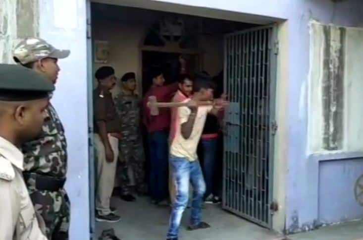 Nitish Kumar cabinet ex minister Manju Verma gets tough time बिहार: फरार पूर्व मंत्री मंजू वर्मा की बढ़ी मुश्किलें, पुलिस ने जब्त की संपत्ति