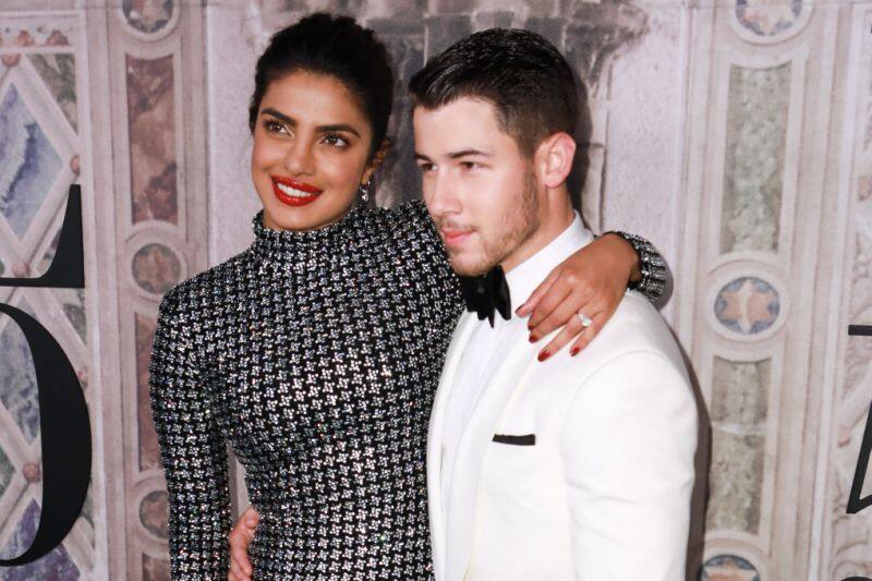 Priyaka Chopra Nick Jonas royal wedding outfits details प्रियंका चोपड़ा और निक की रॉयल वेडिंग का शाही जोड़ा ये डिजाइनर कर सकता है तैयार