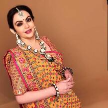 In Pics: अंबानी के घर बेटी की शादी की रस्में शुरू, बड़े-बड़े हीरों की ज्वैलरी से सजी ईशा और मां नीता