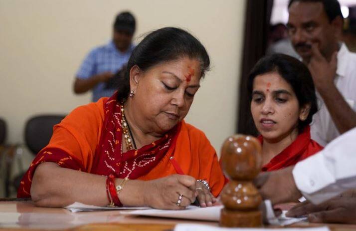 Rajasthan Assembly Election 2018: CM Vasundhara Raje files nomination राजस्थान चुनाव: CM वसुंधरा ने नामांकन दाखिल किया, बोली- सूबे में कमल खिला रहेगा
