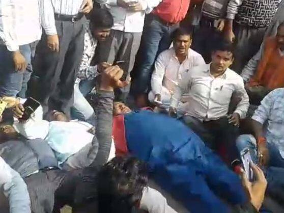 बीजेपी विधायक के पूर्व विधायक पति ने चेंबर में घुस कर तहसीलदार को पीटा, मामला दर्ज BJP MLA husband dilip verma fight with tehsildar in bahraich बीजेपी विधायक के पूर्व विधायक पति ने चेंबर में घुस कर तहसीलदार को पीटा, मामला दर्ज