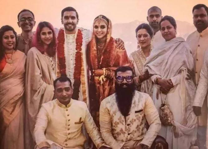 बॉलीवुड की मशहूर कास्टिंग डायरेक्टर शानू शर्मा ने रणवीर सिंह की हल्दी रश्म की अनेक तस्वीरें इंस्टाग्राम पर साझा की हैं. शानू ने रणवीर को उनकी फिल्म 'बैंड बाजा बारात' में कास्ट किया था.