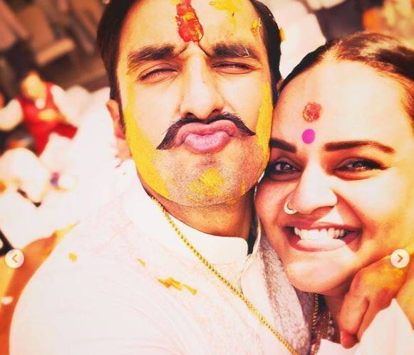 रणवीर और शानू की ये तस्वीरें बेहद खूबसूरत हैं. दोनों ही इनमें काफी खुश और एक्साइटेड दिखाई दे रहे हैं. शानू ने इन तस्वीरों को साझा करते हुए कैप्शन दिया है-