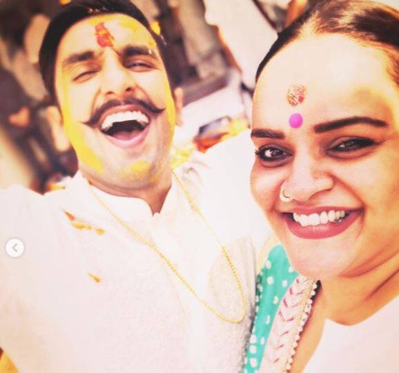 शादी के बंधन में बंधने के बाद रणवीर दीपिका अब इंडिया लौटने वाले हैं. ऐसे में इस नए नवेले जोड़े के स्वागत में रणवीर सिंह के घर को बेहद खूबसूरत अंदाज में लाइट्स से जगमग कर दिया गया है. अनेक तरह के लाइट से सजा उनका घर बेहद प्यारा लग रहा है.