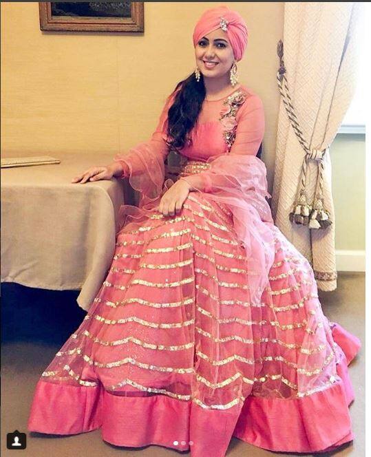 सिंगर हर्षदीप कौर इस शादी में परफॉर्म करने इटली पहुंची थीं. हर्षदीप कौर ने अपनी ये तस्वीर आज ही शेयर की है.