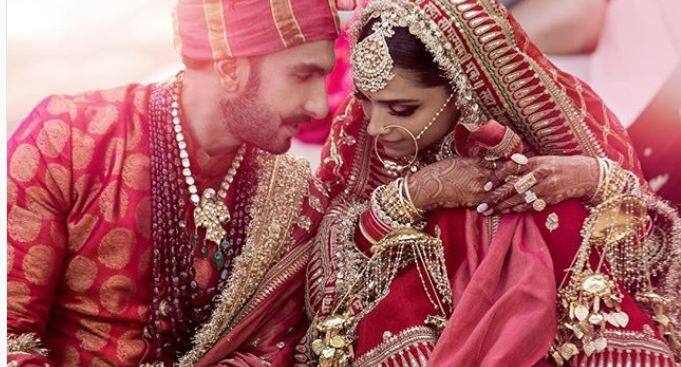 शादी दो रीति-रिवाजों से हुई. शादी के बाद सिंधी रीति-रिवाज से हुई इस तस्वीर को इस कपल ने खुद शेयर किया था.
