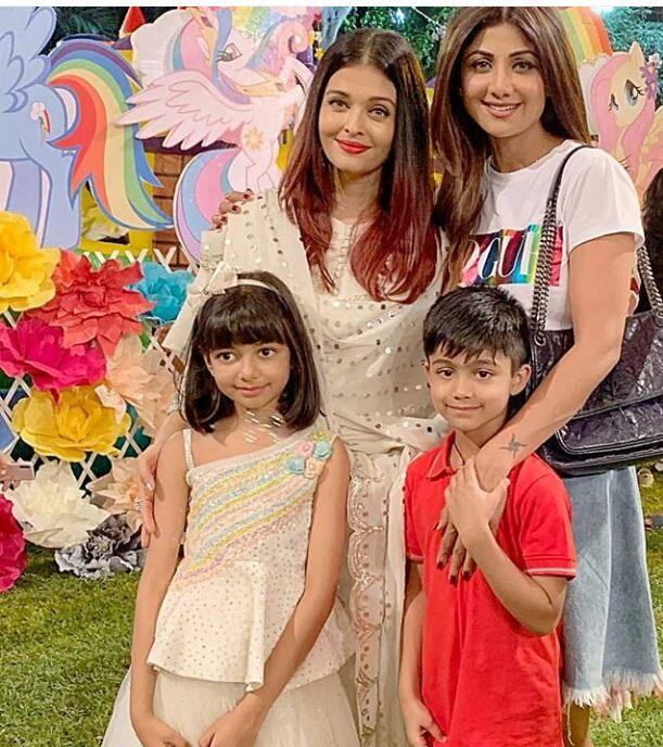इस पार्टी में मां ऐश्वर्या और बेटी आराध्या दोनों मैचिंग ड्रेस में नज़र आईं. शिल्पा शेट्टी और उनके बेटे के साथ इनकी ये तस्वीर देखने को मिली है.