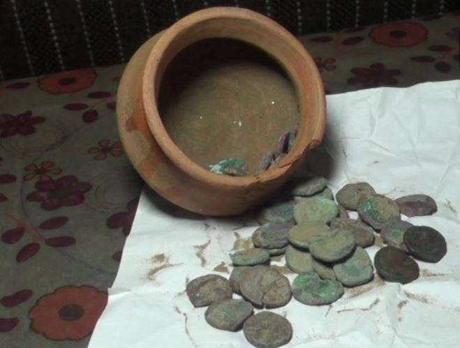मऊ: खुदाई के दौरान मिले 2 हजार साल पुराने सिक्के और बर्तन, प्रशासन के कब्जे में पूरा इलाका 2000 year old coins and utensils recovered in mau मऊ: खुदाई के दौरान मिले 2 हजार साल पुराने सिक्के और बर्तन, प्रशासन के कब्जे में पूरा इलाका