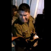 मेरठ: नशे में धुत्त होमगार्ड से राइफल छीनने की कोशिश, वायरल हुआ वीडियो