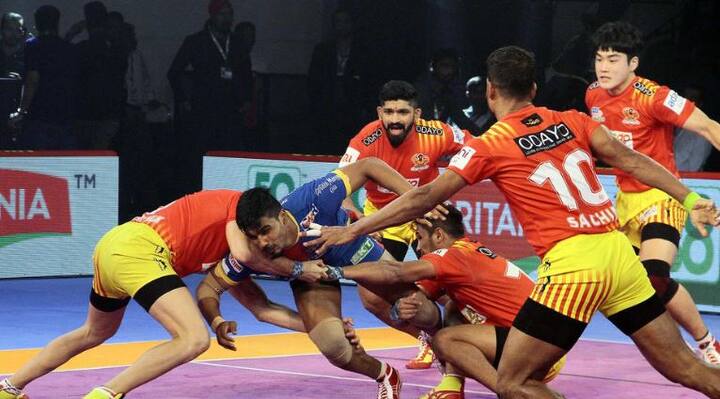 Pro Kabaddi League 2018: Gujarat Fortune Giants defeated UP Warrior by 37-32 Pro Kabaddi League 2018: घरेलू मैदान पर गुजरात फॉर्च्यून जाएंट्स ने यूपी योद्धा को 37-32 से हराया