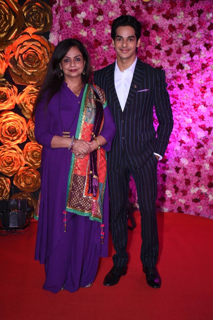 फिल्म 'धड़क' से बॉलीवुड डेब्यू करने वाले अभिनेता ईशान खट्टर लक्स गोल्डन रोज अवॉर्ड्स में अपनी मां नीलिमा अजीम के साथ शिरकत करने पहुंचे. (तस्वीर: मानव मंगलानी)