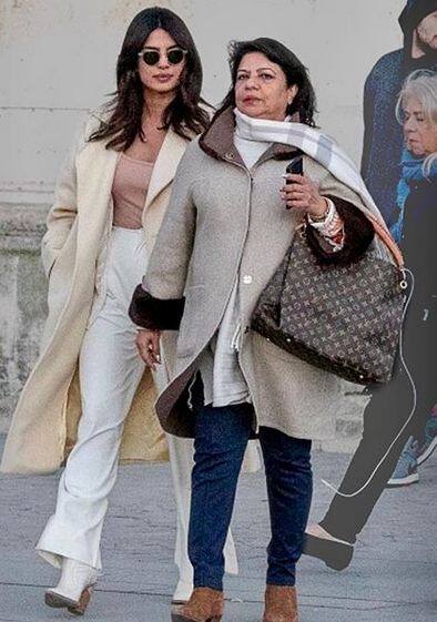 प्रियंका चोपड़ा पिछले कुछ दिनों से दिल्ली में अपनी अपकमिंग फिल्म 'द पिंक स्काई' की शूटिंग में व्यस्त थी. लेकिन बीते रविवार प्रियंका शूटिंग से ब्रेक   लेकर अपनी मां मधु चोपड़ा के साथ पेरिस में घूमती नजर आईं. फोटोः इंस्टाग्राम