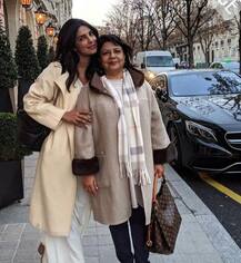 पेरिस की गलियों कुछ इस तरह मस्‍ती करते नजर आईं प्रियंका चोपड़ा, देखें तस्वीरें