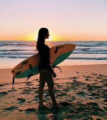 बेहद हॉट है नेशनल सर्फिंग चैंपियन एनेस्थेसिया एश्ले, देखें तस्वीरें