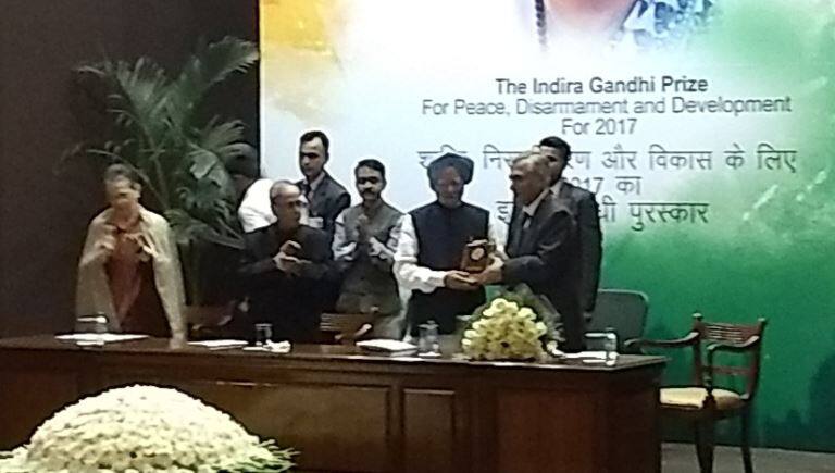 कांग्रेस की पूर्व अध्यक्ष सोनिया गांधी ने मनमोहन सिंह की तारीफ की, पीएम मोदी पर साधा निशाना Sonia Gandhi praises former prime minister Manmohan Singh कांग्रेस की पूर्व अध्यक्ष सोनिया गांधी ने मनमोहन सिंह की तारीफ की, पीएम मोदी पर साधा निशाना