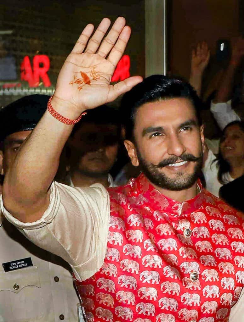 रणवीर सिंह ने मेहंदी से हथेली पर लिखवाया है पत्नी दीपिका पादुकोण का नाम