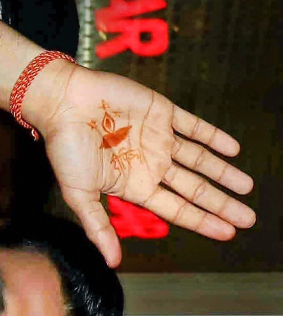 रणवीर सिंह ने मेहंदी से हथेली पर लिखवाया है पत्नी दीपिका पादुकोण का नाम