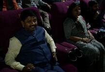 प्रयागराज: योगी के कैबिनेट मंत्री ने किया अनोखा अभिनंदन, 5000 कार्यकर्ताओं को दिखाई फिल्म