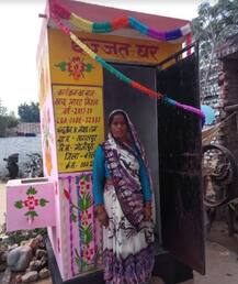 वर्ल्ड टॉयलेट डे: बरेली में हुआ \'टॉयलेट ब्यूटी कॉन्टेस्ट\', सजाए गए इज़्ज़तघर