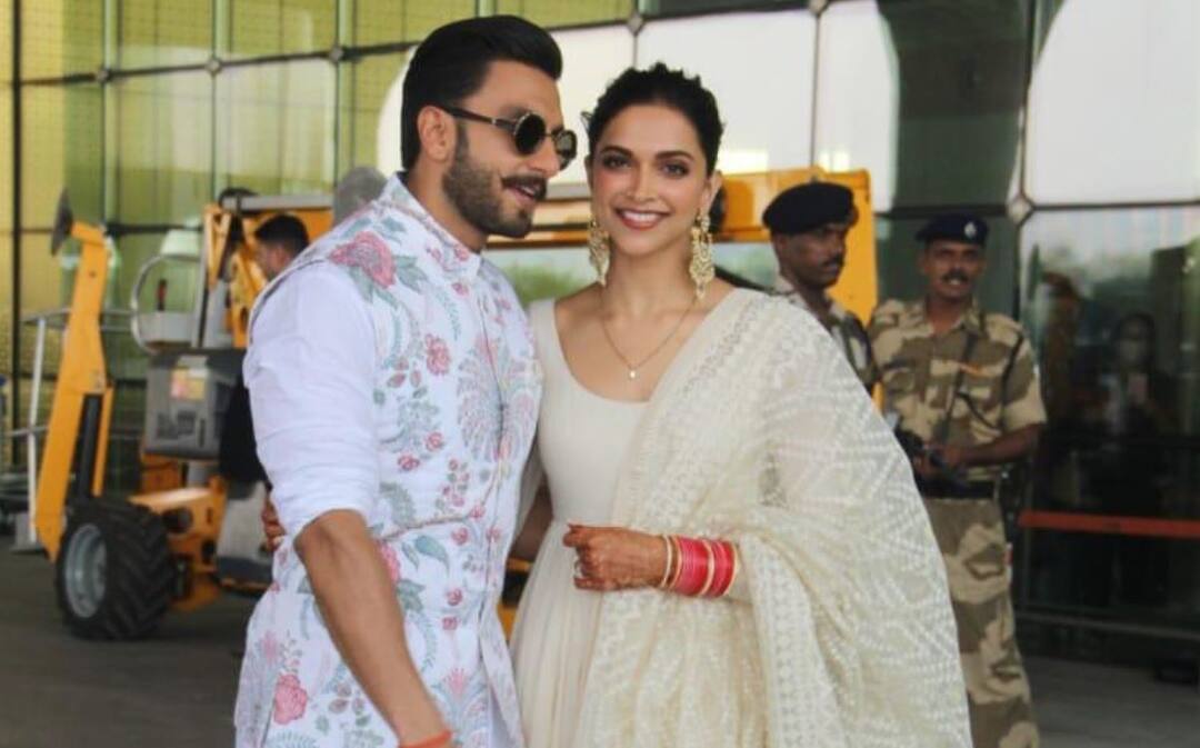 ranveer singh, deepika padukone , ranveer-deepika wedding reception in bangalore रिसेप्शन के लिए बेंगलुरू रवाना हुए रणवीर-दीपिका, हाथों में चूड़ा पहने सामने आई खूबसूरत तस्वीर