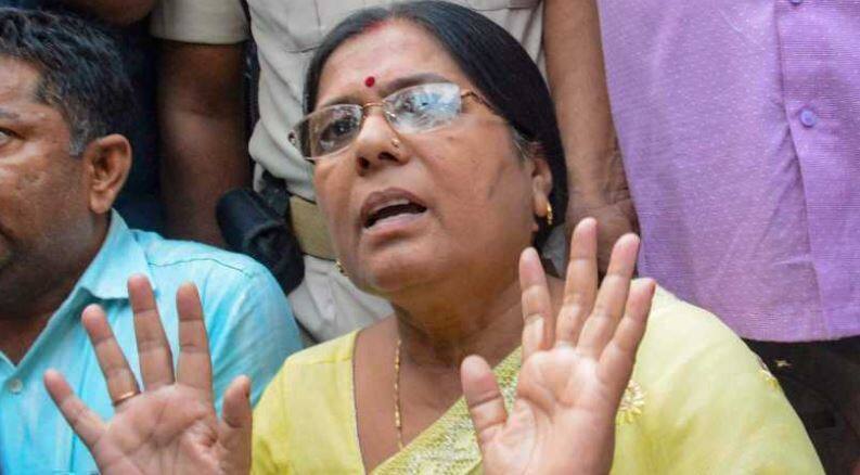 Former Bihar Minister Manju Verma surrenders in a Begusarai Court in Muzaffarpur shelter home case नीतीश सरकार में मंत्री रह चुकी मंजू वर्मा ने किया सरेंडर, 3 महीने से थी फरार