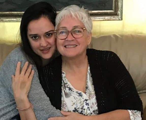 61 वर्षीय नफीसा अली ने ये बात जब फैंस को बताई थी तो फैंस बहुत दुखी हुए और नफीसा अली की जल्द ठीक होने की कामना करने लगे. नफीसा अली को पेरिटोनियल और ओवरियन कैंसर है. ऐसे में ये जानना जरूरी है कि ये कैंसर होता क्या है. फोटोः इंस्टाग्राम