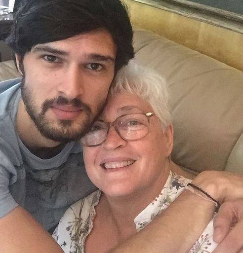 ओवरियन कैंसर वो कैंसर है जिसमें कैंसर सेल्स ओवरी के अंदर या बाहर जमा हो जाते हैं. ओवरी प्रजजन प्रणाली का महत्वपूर्ण हिस्सा है जहां एग्स ओवॉल्यूशन   के लिए स्टोर होते हैं. आमतौर पर ओवरियन कैंसर 50 की उम्र के बाद उन महिलाओं को होता है जिन्हें मीनोपोज हो चुका है. लेकिन कुछ महिलाओं को कम उम्र   में भी इसके होने का खतरा होता है. फोटोः गूगल फ्री इमेज 