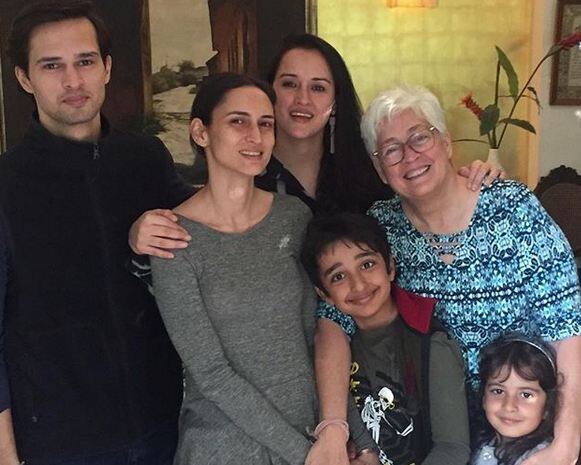 नफीसा अली को पेरिटोनियल और ओवरियन कैंसर हुआ है. आपको बता दें, ये दोनों अलग-अलग कैंसर हैं. हां, दोनों कैंसर के लक्षण लगभग एक जैसे ही हैं. ऐसा   बहुत ही कम होता है कि ओवरियन कैंसर के साथ-साथ मरीज को पेरिटोनियल कैंसर भी हो. फोटोः इंस्टाग्राम