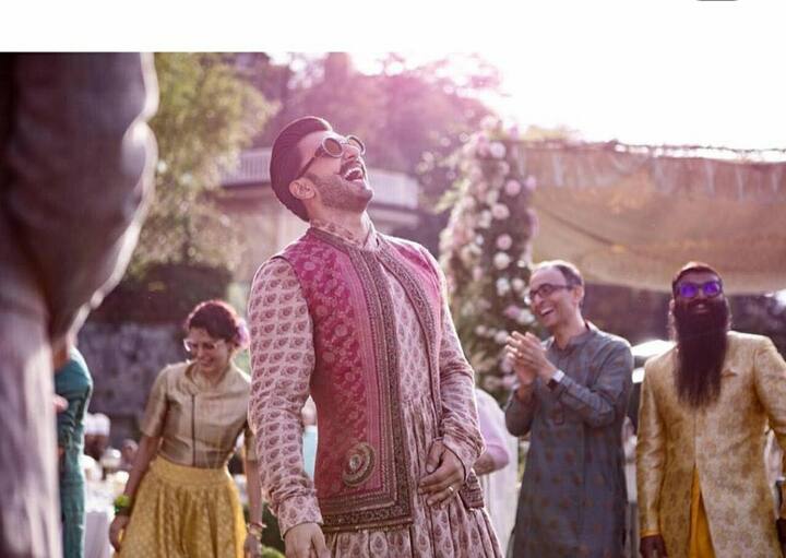 शादी के बाद कल दीपिका और रणवीर का पहला रिसेप्शन बेंगलुरु में होने वाला है. इसके बाद 28 नवंबर को दोनों लोग मुंबई में सिनेमाई सितारों के लिए एक ग्रैंड रिसेप्शन का आयोजन भी करने वाले हैं. (तस्वीर: इंस्टाग्राम)