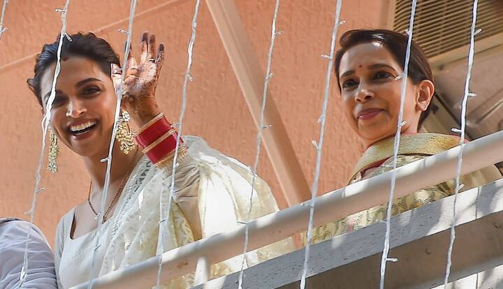 वैसे तो दीपिका की मां उज्जवला पादुकोण पब्लिकली कम ही नज़र आती हैं लेकिन इतने खास मौके पर वो भी अपने बेटी और दामाद के साथ बाहर आईं.