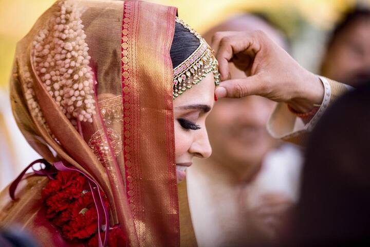 इसके अलावा ये तस्वीर कोंकणी रीति रिवाज के साथ हुई शादी की है.जिसमें रणवीर सिंह दीपिका के माथे पर सिंदूर लगाते दिख रहे हैं.
