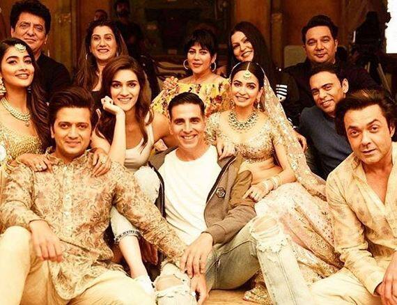   Housefull 4 पिछले काफी समय से चर्चा में हैं. फिल्म के चर्चा में रहने का कारण मीटू मोमेंट है. दरअसल मीटू मोमेंट के कारण नाना पाटेकर और साजिद खान को फिल्म को छोड़ना पड़ा था. वहीं Housefull 4 की एक डांसर के साथ छेड़छाड़ हुई थी जिसने पुलिस में एफआईआर दर्ज करवाई थी. अब आखिरकार Housefull 4 की शूटिंग पूरी हो गई है. इसकी जानकारी खुद फिल्‍म में काम कर रहे स्‍टार्स ने दी. फोटोः इंस्टाग्राम