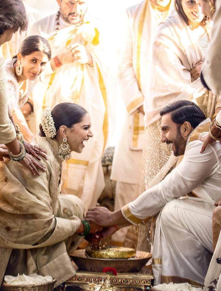 14 नवंबर दीपिका-रणवीर ने कोंकणी परंपरा से शादी की थी. दीपिका ने सब्यसाची की डिज़ाइन की हुई लाल और सुनहले रंग की साड़ी पहनी थी. वहीं रणवीर सिंह ने सफेद रंग का कुर्ता और मुंडु पहना. 
