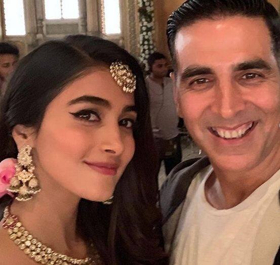 इसके अलावा पूजा हेगड़े ने अक्षय कुमार के साथ सेल्फी भी खिंचवाई है. उन्होंने भी तस्वीरें पोस्ट करते हुए लिखा है कि फन क्रेजी शूटिंग खत्म हुई. फोटोः इंस्टाग्राम