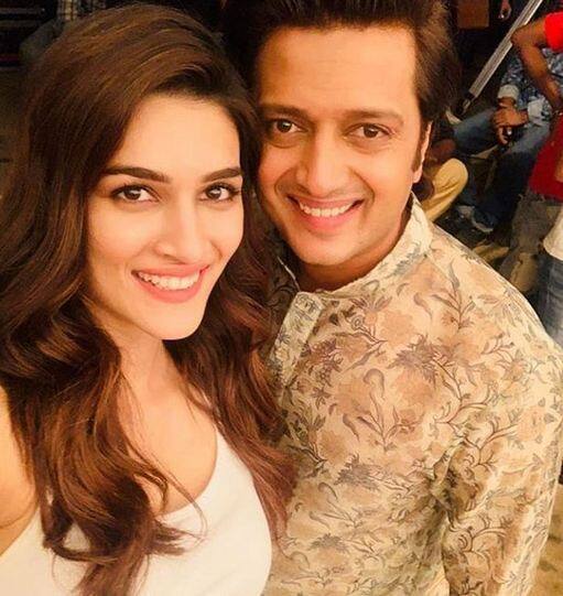 कृति सेनन ने रितेश देशमुख के साथ भी सेल्फी खिंचवाईं है. ये सभी तस्वीरें सोशल मीडिया पर वायरल हो रही हैं. बताते चलें, फिल्म में अक्षय कुमार, कृति सेनन और पूजा हेगड़े के अलावा राणा दग्गुबाती, बॉबी देओल, चंकी पांडे और रितेश देशमुख हैं. फोटोः इंस्टाग्राम