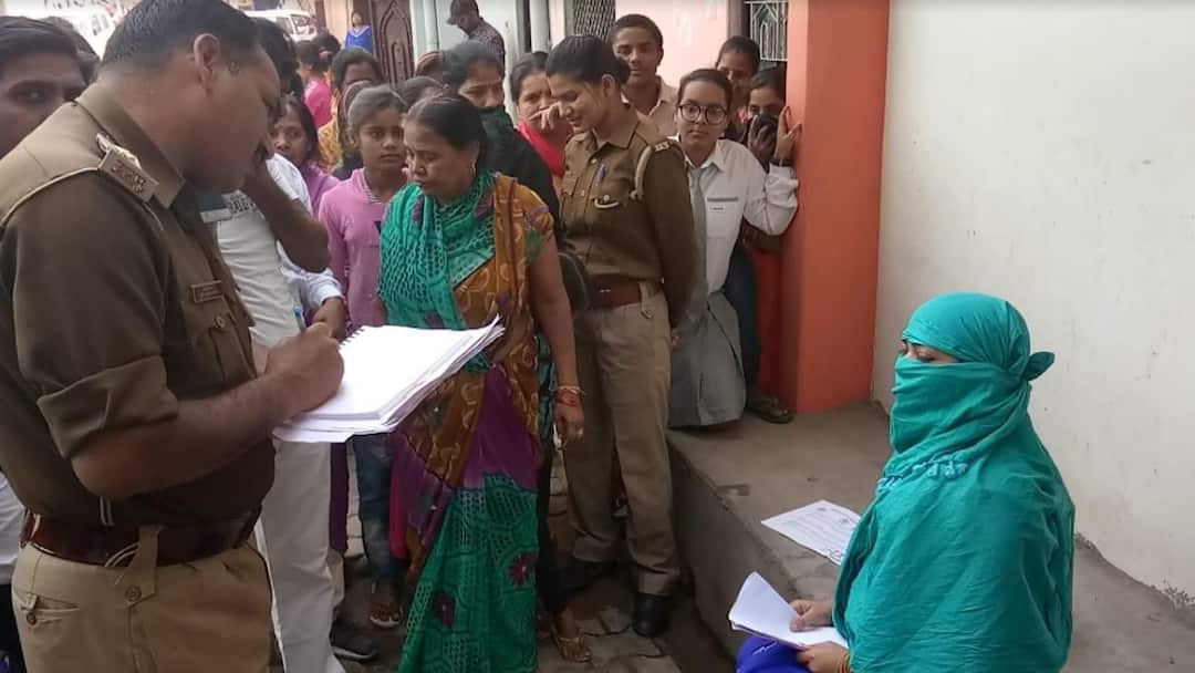 girl sit outside lovers house in kanpur प्रेमी के घर के बाहर धरने पर बैठी प्रेमिका, कहा- सात साल से दे रहा है धोखा