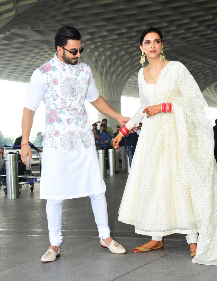 वहीं रणवीर सिंह सफेद कुर्ता पहने दिखे.