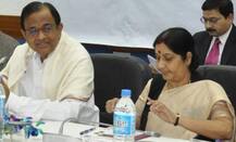 सुषमा स्वराज के फैसले पर राजनीति शुरू, चिदंबरम बोले- हवा का रुख भांप कर लिया फैसला