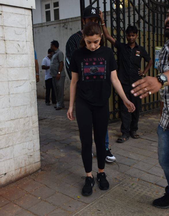 ये पहली बार नहीं है जब आलिया फिल्म के सेट पर घायल हुईं इससे पहले आलिया फिल्म 'कलंक' के सेट पर चोट लग गई थी. 