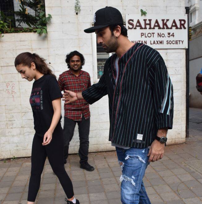 हाल ही में दोनों की कुछ तस्वीरें सामने आईं हैं जिनमें रणबीर और आलिया एक क्लिनिक से बाहर निकलते नजर आ रहे हैं. रिपोर्ट्स का कहना है कि फिल्म 'ब्रह्मास्त्र' की शूटिंग के समय ये आलिया को चोट लग गई. 